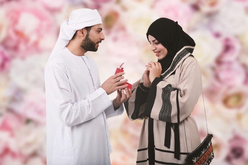 Couple arabe aimant, homme arabe demandant en mariage une femme arabe, lui offrant une bague de fiançailles.