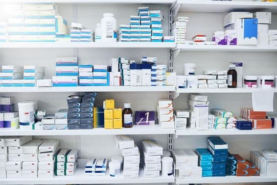 Pharmacie, étagères de médicaments, vitamines et comprimés sur ordonnance.