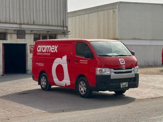Camionnette Aramex en partance pour le travail.