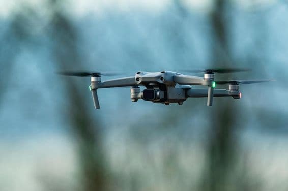Drone volant dans les airs.