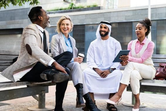 Groupe de gens d'affaires en réunion avec un homme d'affaires émirati à Dubaï.