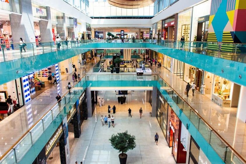 Touristes et visiteurs se promenant dans une vue grand-angle du centre commercial Dubaï Mall.