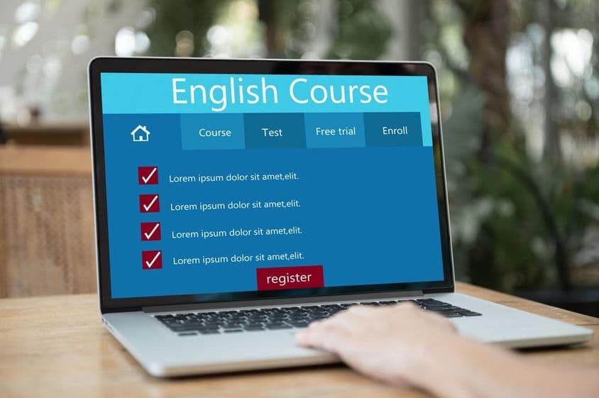 Apprentissage de l'anglais avec ordinateur portable et assistance IA.