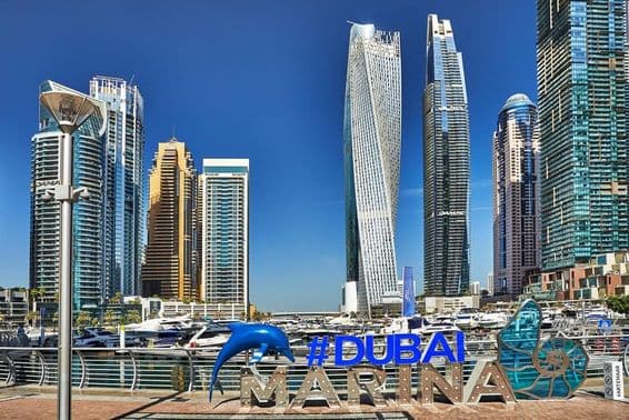 Gratte-ciels et passerelles dans le port de Dubai.