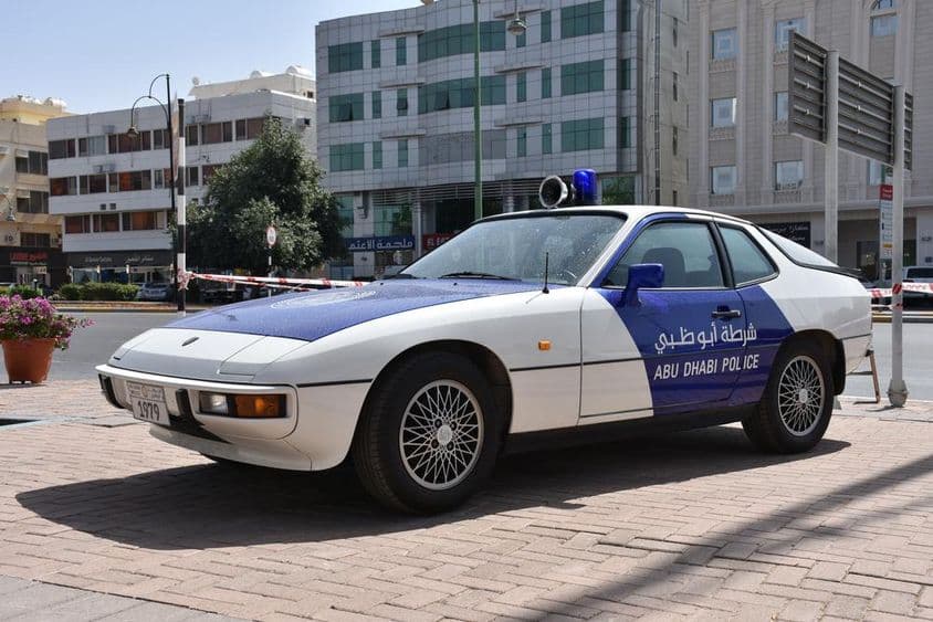 Exposition de voitures classiques de la police d'Abu Dhabi, voiture de patrouille bleue et blanche.