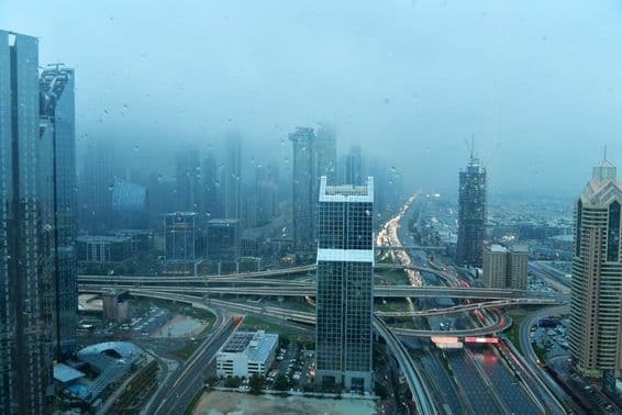 Dubaï, Émirats arabes unis, sous une forte pluie.