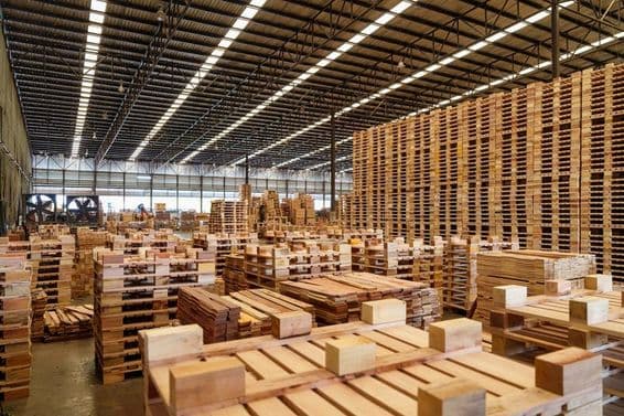 Palettes en bois pour le transport de fret industriel.