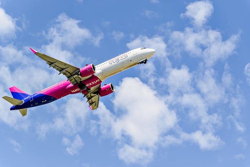 Avion Airbus A321 de la compagnie aérienne Wizz Air décollant.