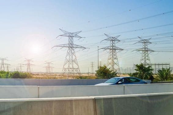 Lignes électriques à haute tension dans le désert près de Dubaï.