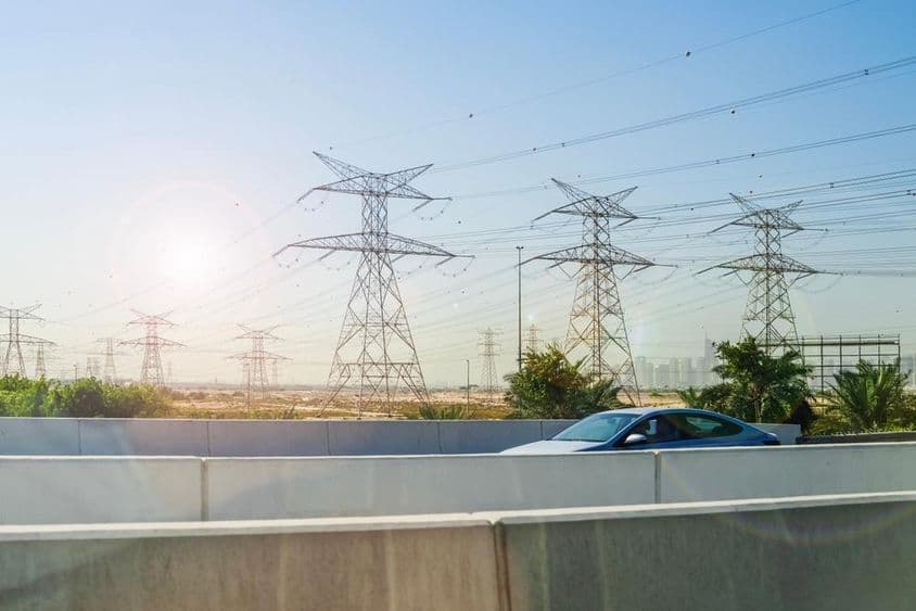 Lignes électriques à haute tension dans le désert près de Dubaï.