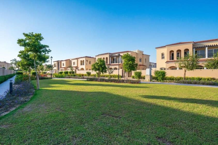 Aire de jeux et espace sportif pour enfants à Serena Villa à Dubai Land, Dubai Properties.
