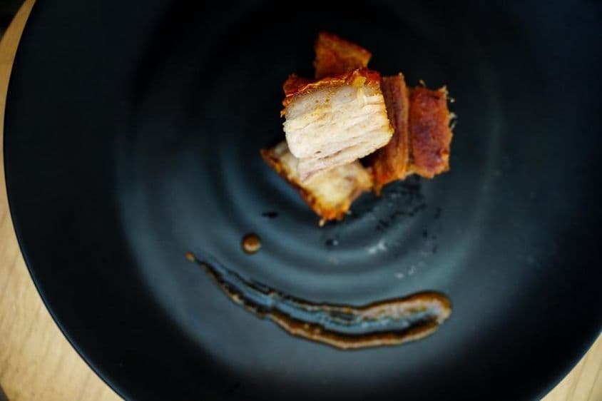 Une assiette de délicieux porc croustillant à Dubaï, Émirats Arabes Unis.