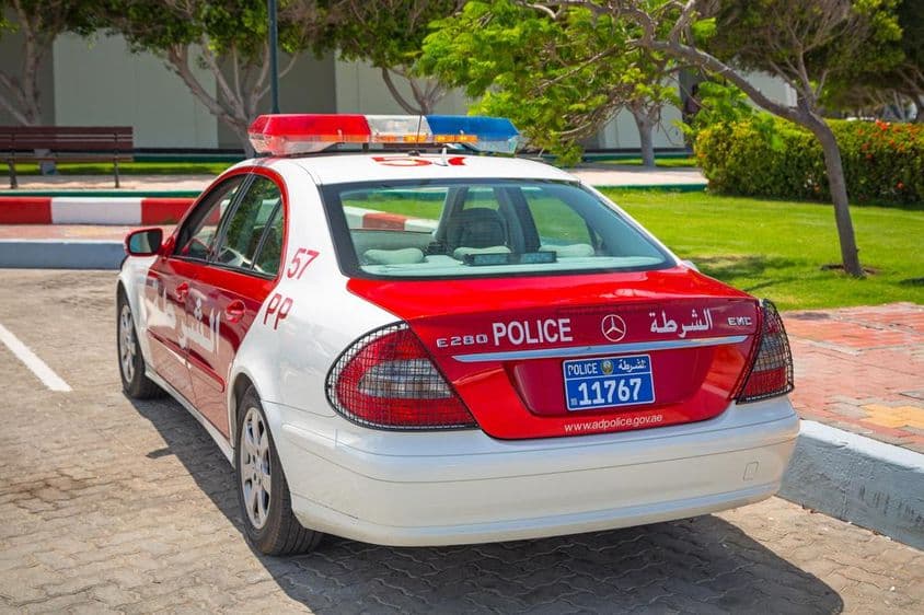 Voiture de police dans une rue d'Abu Dhabi en 2014, la capitale des Émirats Arabes Unis.