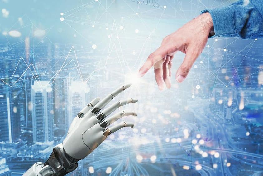 Main robotique en 3D rencontrant une main humaine sur un paysage urbain futuriste.