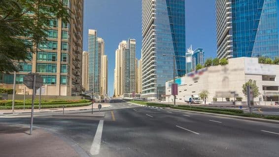 Gratte-ciel de la Marina de Dubaï sous un ciel bleu ensoleillé, Dubaï, Émirats Arabes Unis.