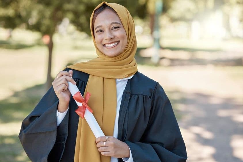 Étudiant islamique avec un diplôme dans une université à l'extérieur.
