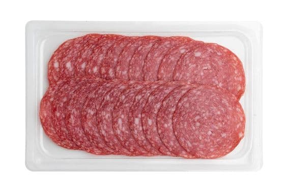 Salami tranché dans un emballage plastique.