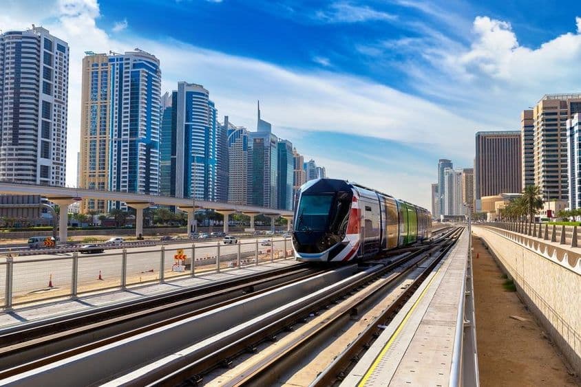 Nouveau tramway moderne à Dubaï, Émirats Arabes Unis.