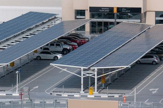 Panneaux solaires dans un parking de supermarché à Dubaï.