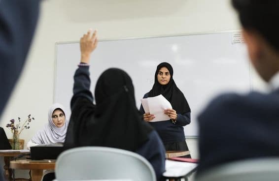 Enfants musulmans étudiant dans une salle de classe.