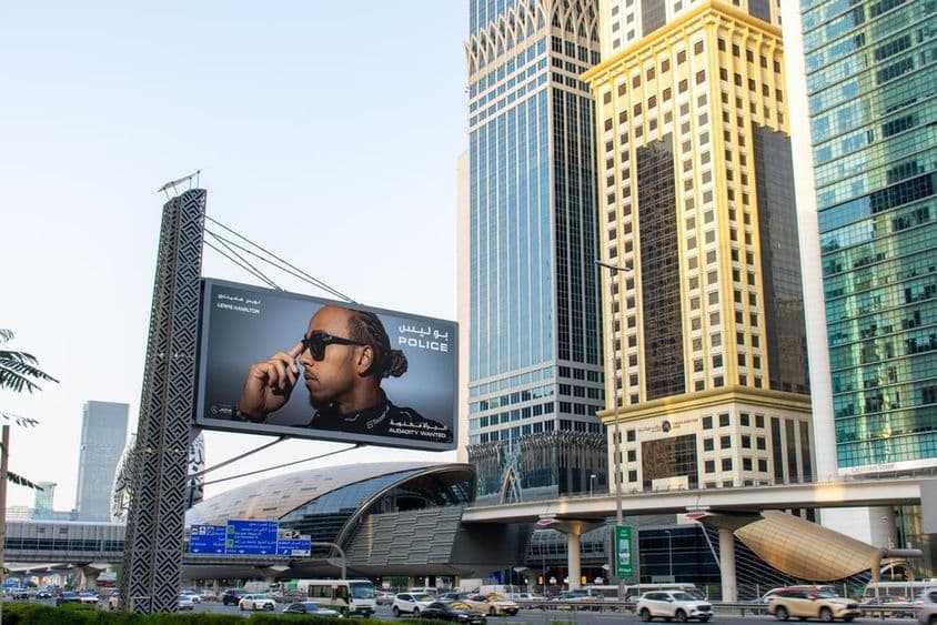Panneau publicitaire pour lunettes de soleil sur Sheikh Zayed Road, ville de Dubaï.