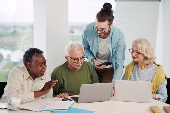 Éducateur expliquant l'utilisation des médias sociaux dans le monde moderne.