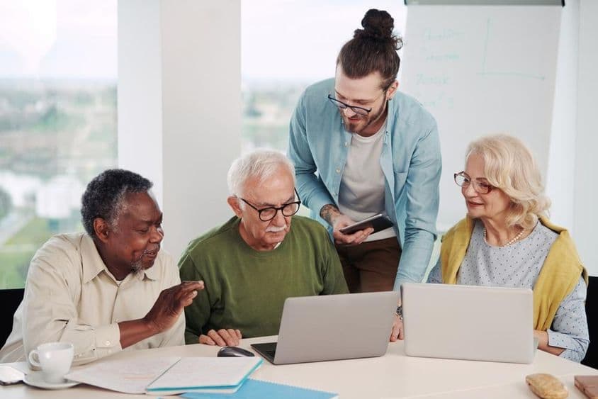 Éducateur expliquant l'utilisation des médias sociaux dans le monde moderne.