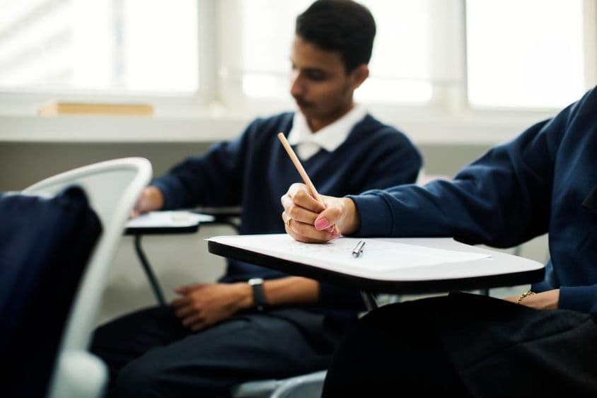 Des enfants musulmans apprenant dans une salle de classe.