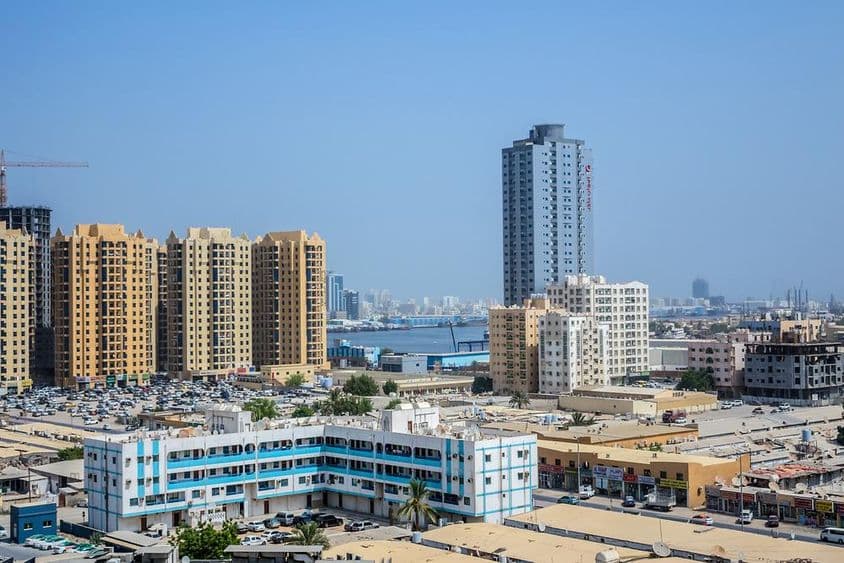 Paysage urbain d'Ajman, capitale de l'émirat d'Ajman aux Émirats arabes unis.