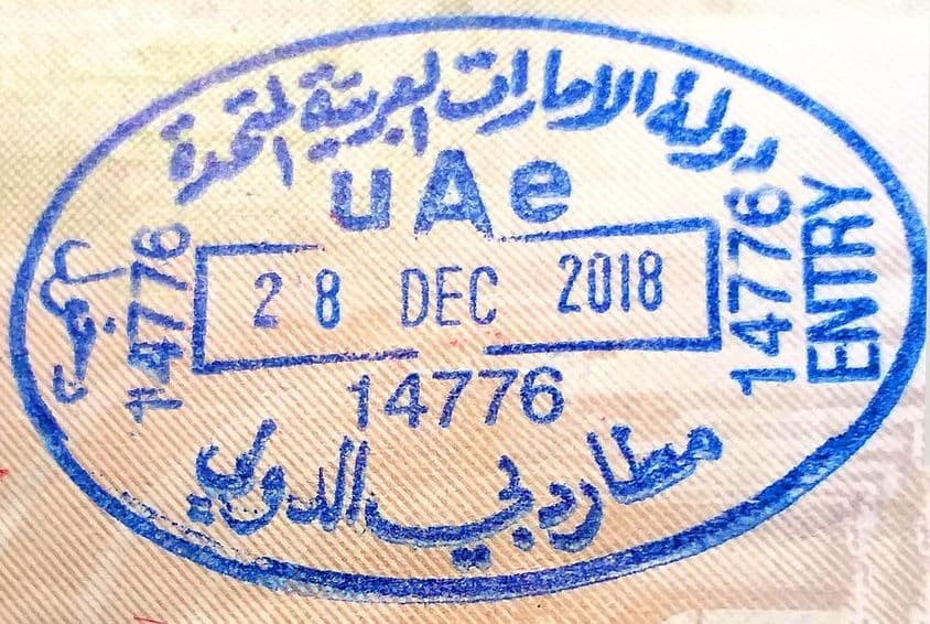 Le cachet d'entrée des Émirats Arabes Unis dans un passeport étranger à Dubaï.