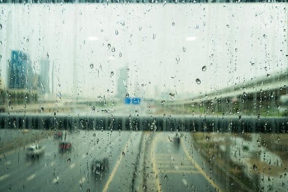 Gouttes de pluie sur une fenêtre en verre après une forte pluie à Dubaï.