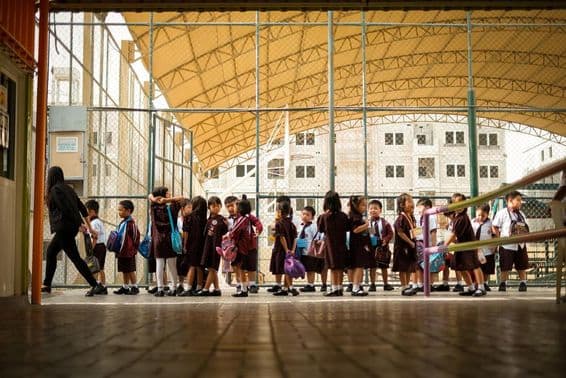 Enfants marchant sur un campus scolaire.