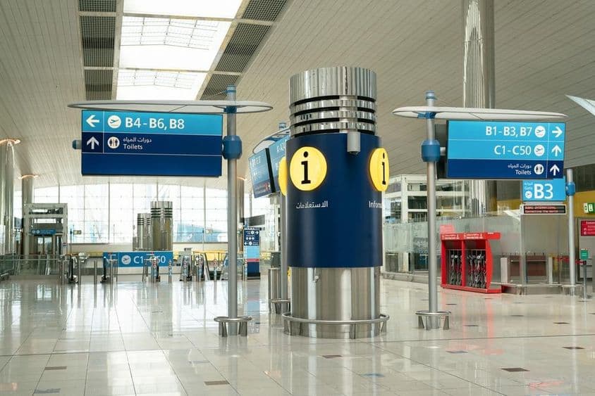 Vue intérieure de l'aéroport international de Dubaï.