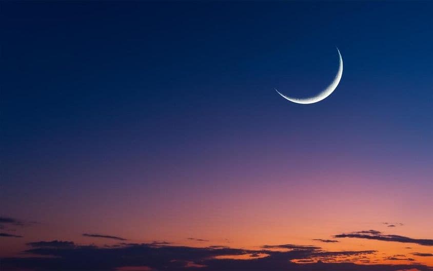 Nuit islamique de Ramadan avec une lune orientale.