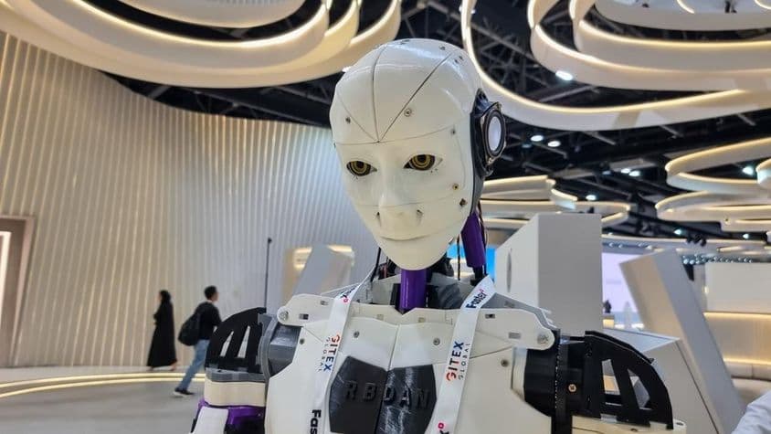 Robot alimenté par l'IA à l'événement GITEX Global 2023.