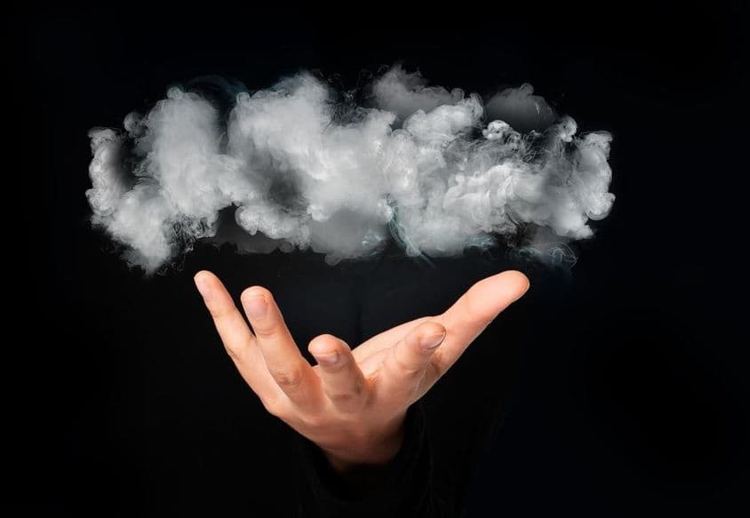 Nuage dans une main humaine.