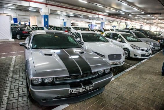 Parking souterrain avec des voitures à Dubaï, Mall of the Emirates.