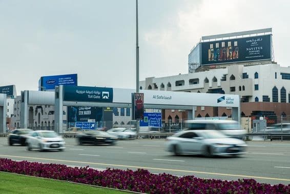 Système de péage Salik de Dubaï sur l'autoroute et véhicules passant.