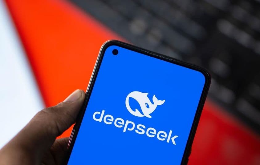 Le logo de DeepSeek affiché sur un smartphone.