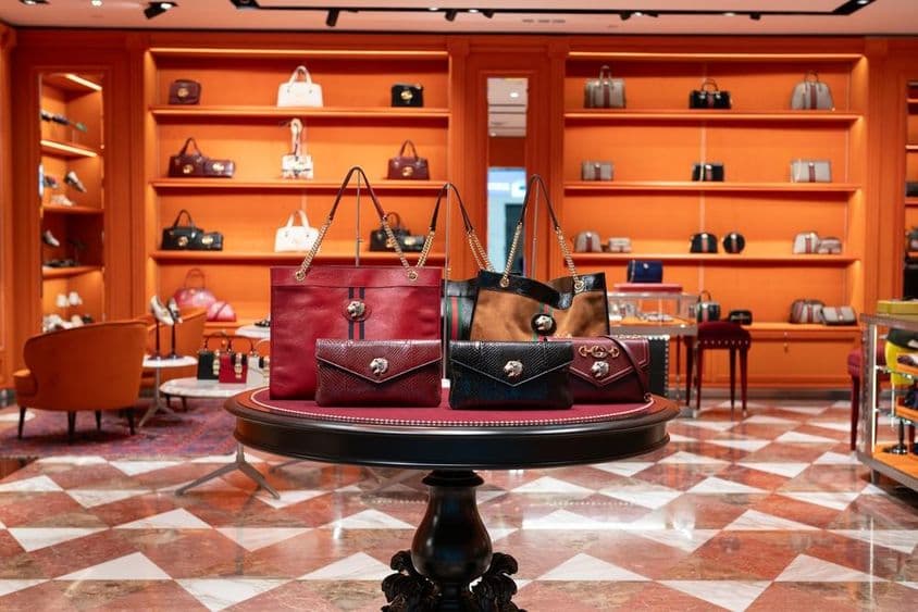Divers sacs dans le magasin Gucci à l'aéroport international de Dubaï.