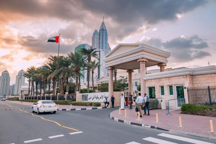 Dubaï, Émirats arabes unis : Entrée principale de l'Université Américaine de Dubaï Internet City.