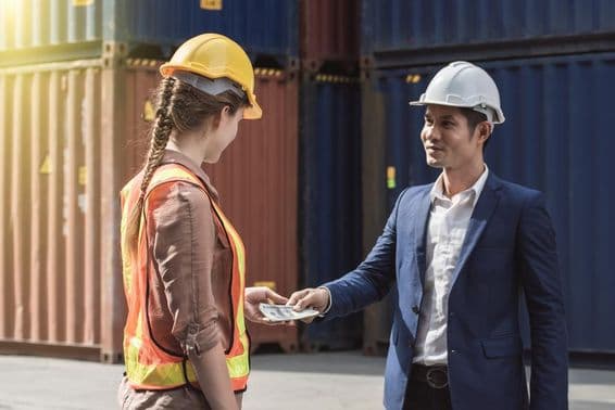 L'employeur paie le travailleur après l'achèvement du travail.