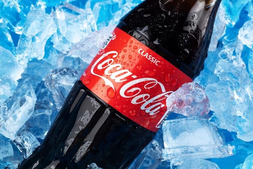 Une bouteille de Coca-Cola sur glace.