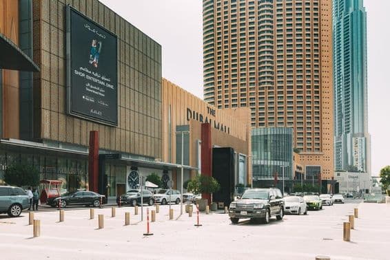 Voitures stationnées près d'un centre commercial à Dubaï.