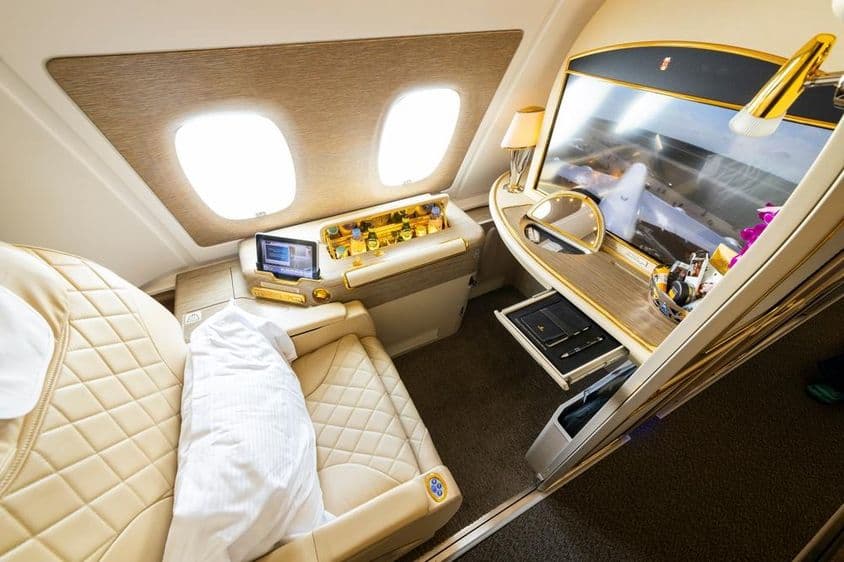 Siège hublot première classe d'Emirates Airlines sur le pont supérieur de l'Airbus A380.