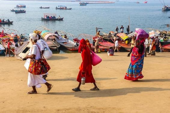 Des dévots visitant le festival du Kumbh Mela à Prayagraj.