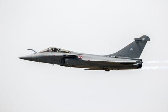 L'avion de chasse Dassault Rafale de l'armée de l'air française.