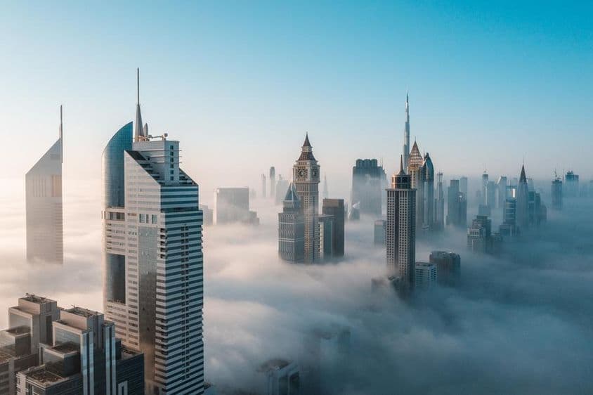 Les gratte-ciel de Dubaï plongés dans le brouillard matinal.