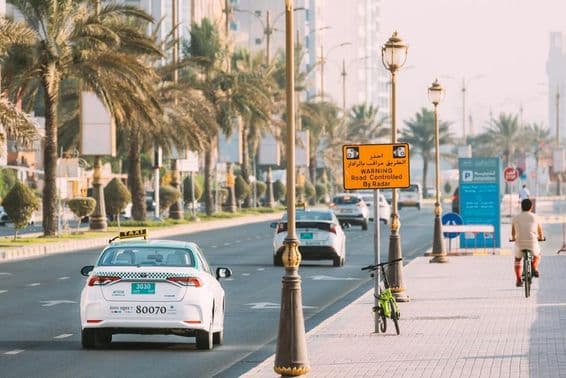 Taxi Toyota sur une rue à Ajman.