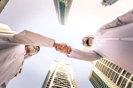 Rencontre d'hommes d'affaires en extérieur à Dubaï, Émirats Arabes Unis.